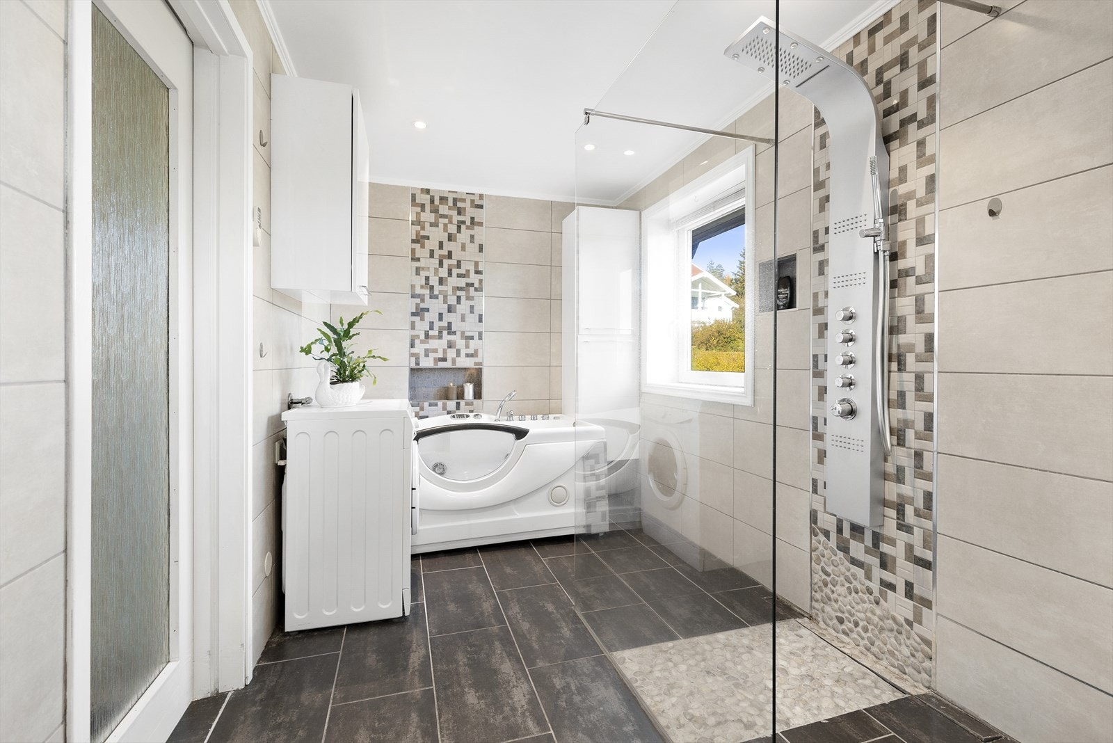 Badet er stort og innholdsrikt. Galleribilde