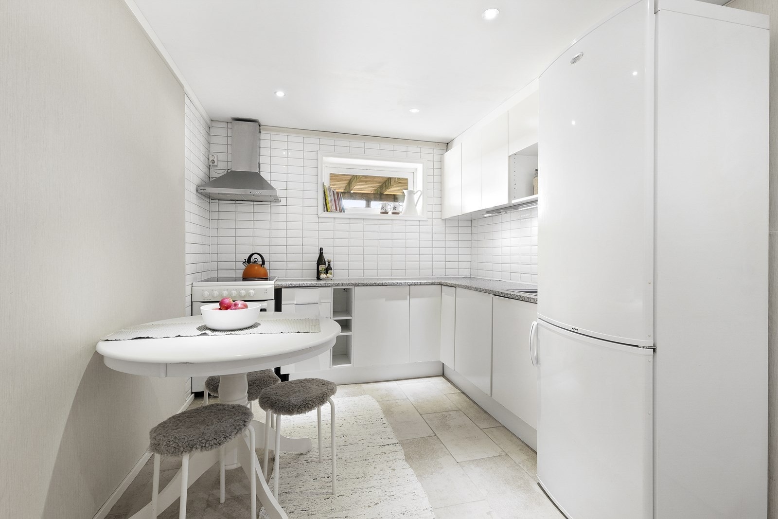 Kjøkken med plass for spiseplass. Galleribilde