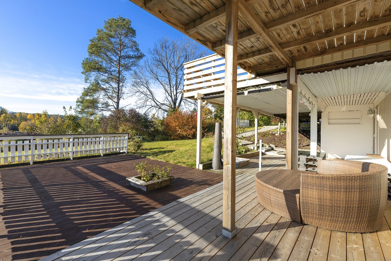 Underetasjen har tilgang til stor terrasse som vender mot sydvest. Her har man meget god plass for sofagruppe, solsenger, grill m.m. Galleribilde