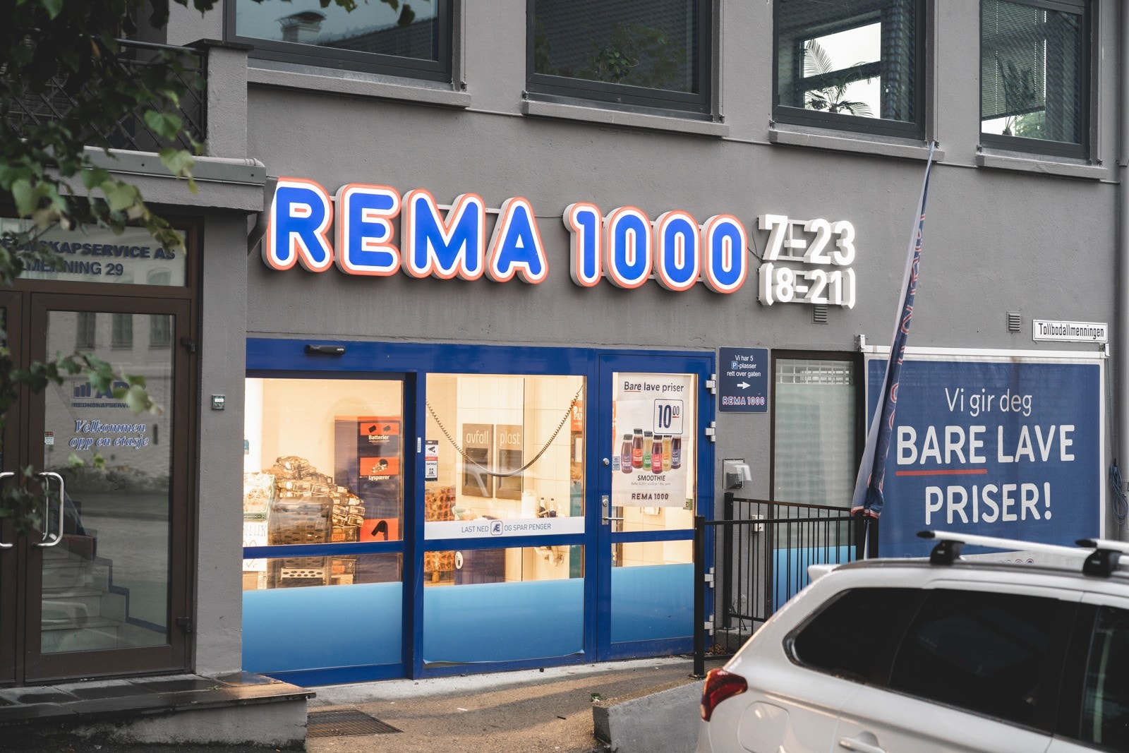 Rema 1000 og flere matbutikker ligger innen gå avstand fra leiligheten. Galleribilde