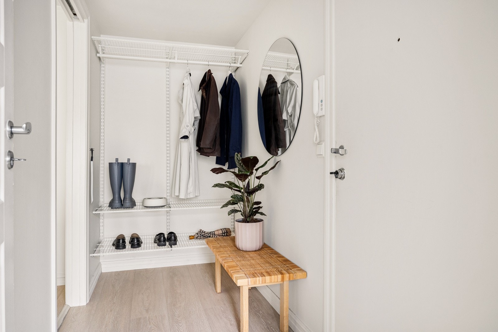 Det første som møter deg er en lys og trivelig entré med plass til å henge fra seg yttertøy og sko. Galleribilde