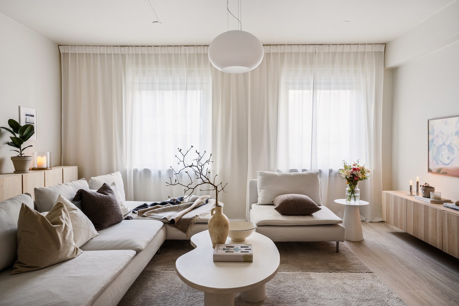 Videre kommer vi inn til hjertet av boligen, nemlig stuen. Galleribilde