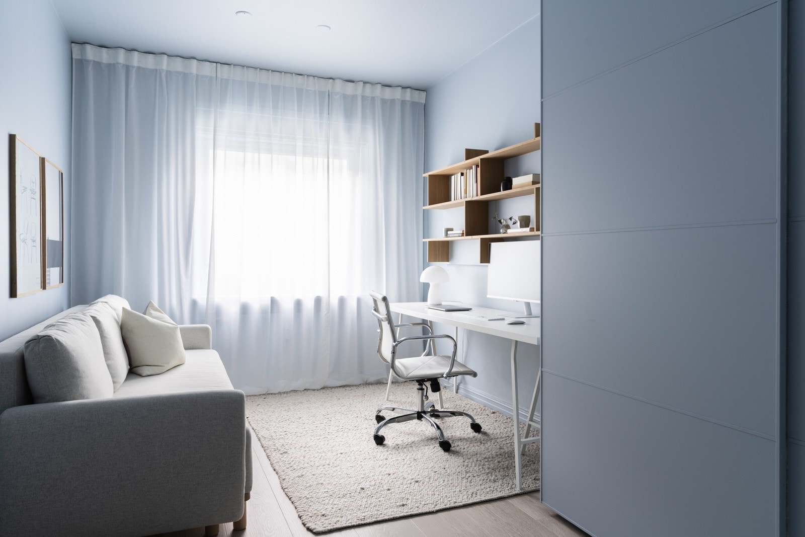 Her er det også tilgang til walk-in garderobe, som idag brukes som innvendig bod. Galleribilde
