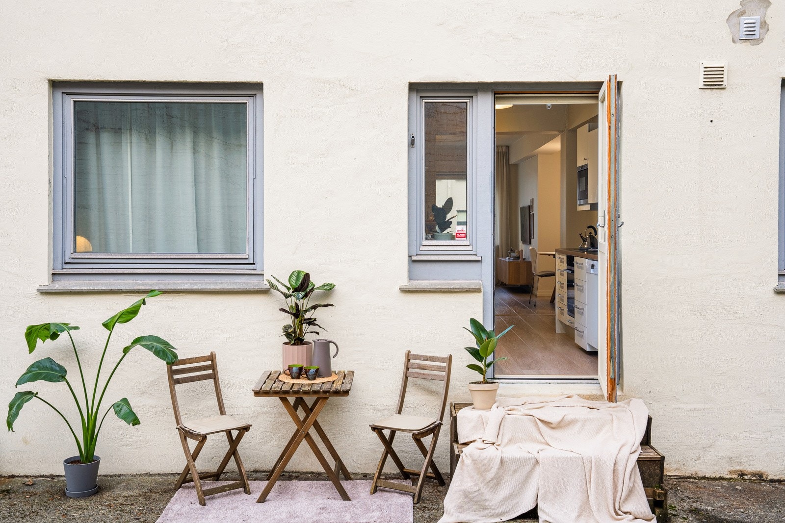 Du har utgang til uteplass, og det er også separat inngang til leiligheten fra dør ved siden av. Galleribilde