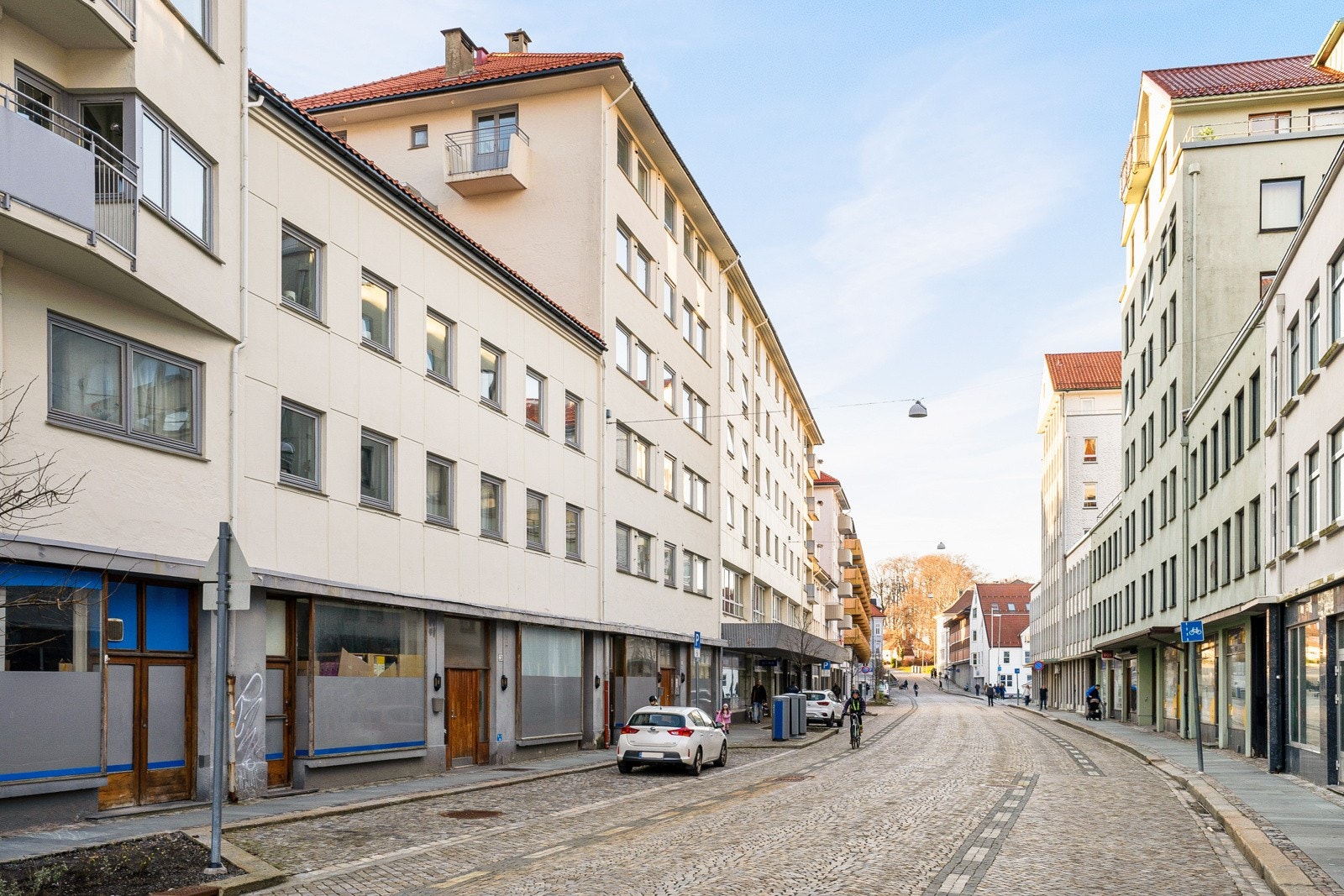 Her bor du svært sentralt, med gangavstand til alt du skulle trenge. Velkommen på visning! Galleribilde