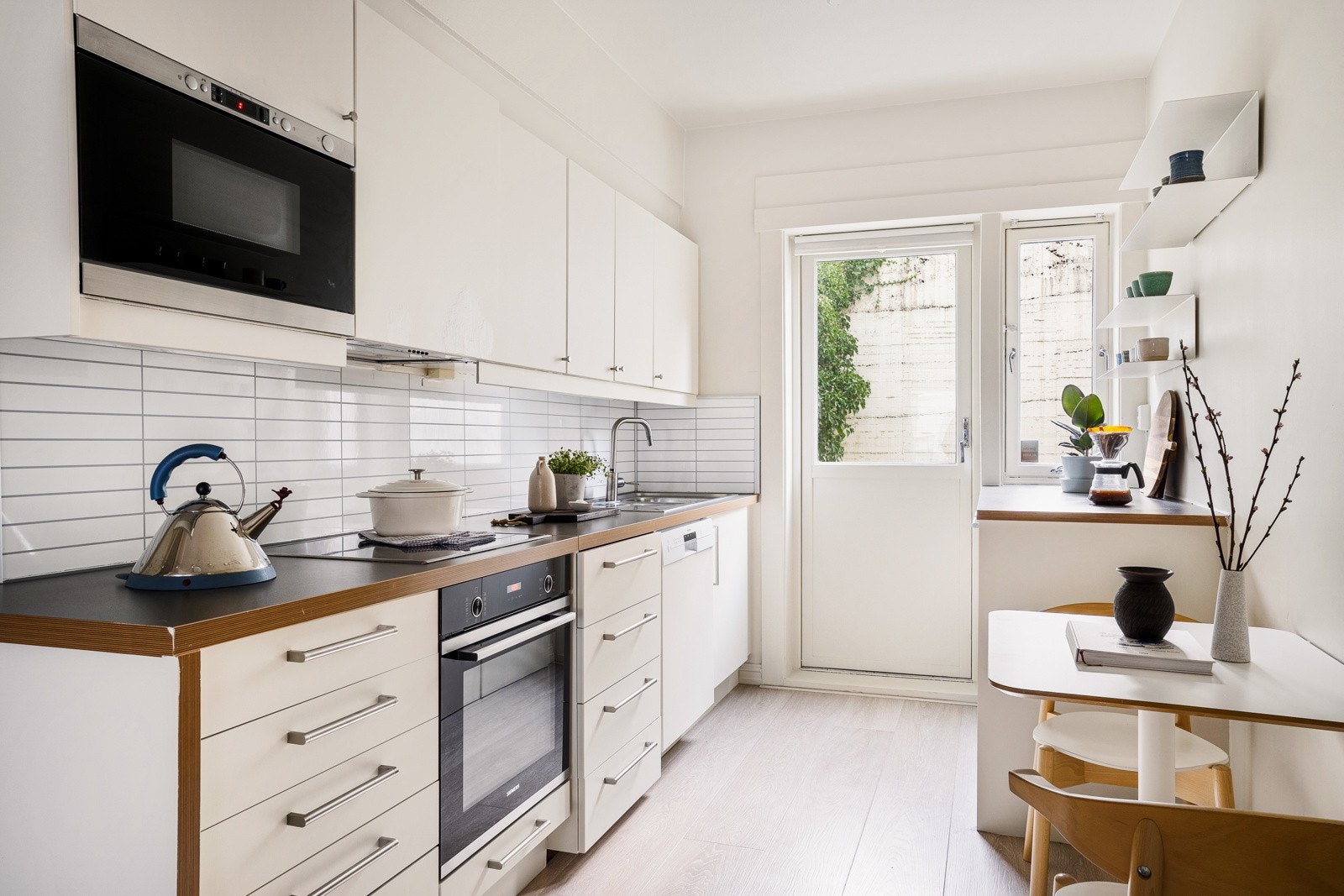 Kjøkkenet ligger i en adskilt del, men er samtidig knyttet sammen med stuen og fremstår moderne og innholdsrikt. Galleribilde