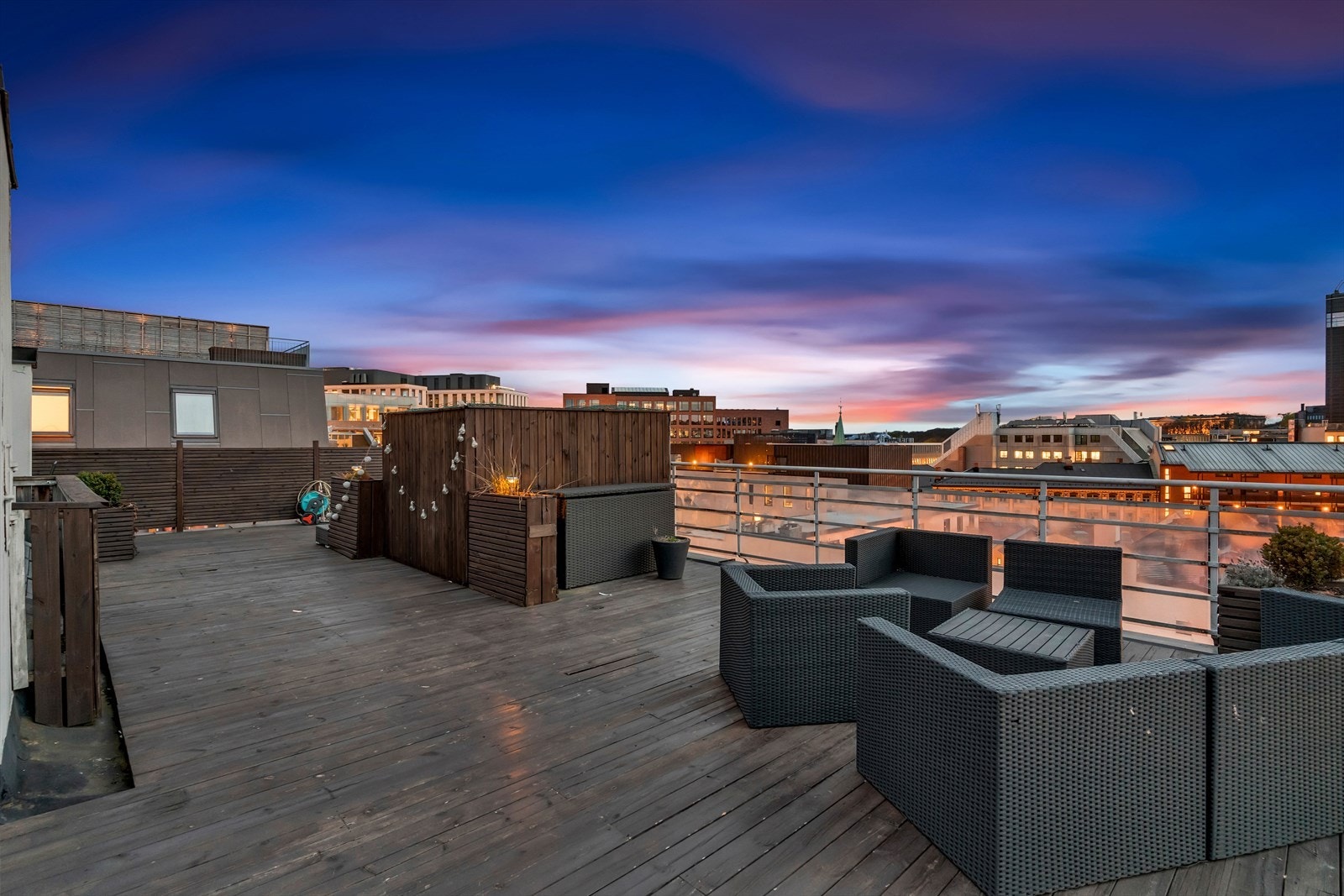 Det er en stor felles takterrasse godt utstyrt med blant annet sofagrupper, solsenger, langbord og grill. Denne deles med de gode naboene i borettslaget, og det er muligheter for å booke den for private selskaper. Galleribilde