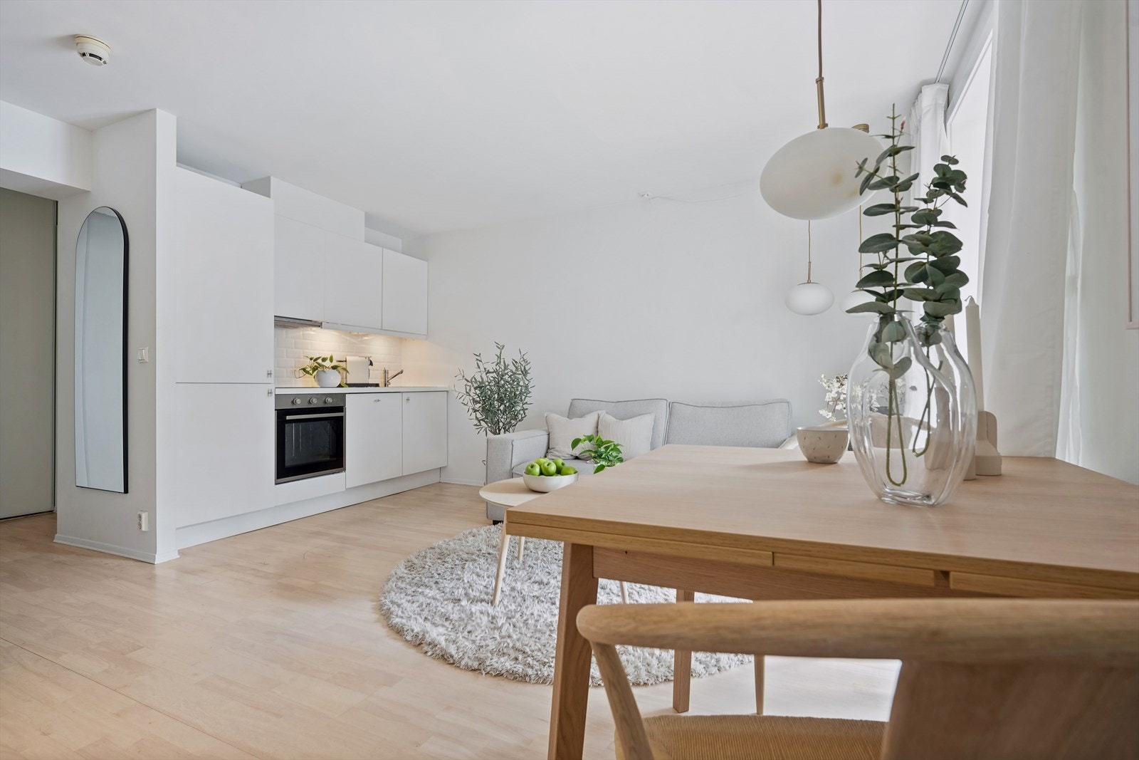 Det er god plass til både en sofa med tilhørende medie- og oppbevaringsmøblement, samt plass til et spisebord. Galleribilde