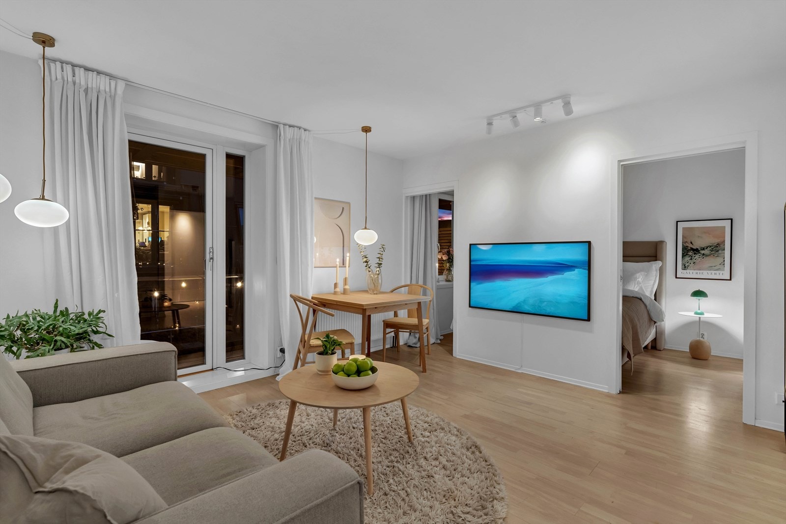 Innvendig får du en god planløsning med luftige rom og en behagelig atmosfære, god standard med nyere oppgraderinger, og kabel-Tv/internett, varmtvann og fyring er inkludert i felleskostnadene. Galleribilde