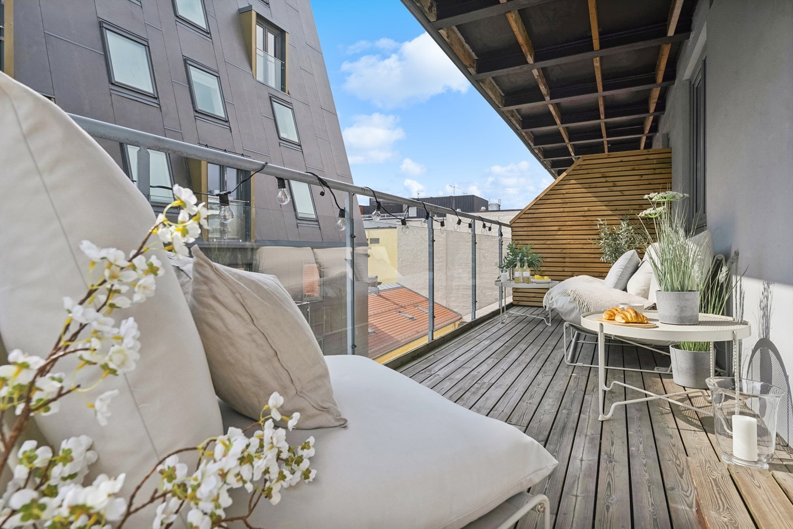 Fra stuen er det utgang til en sydvendt og solrik balkong på ca. 13 m². Galleribilde