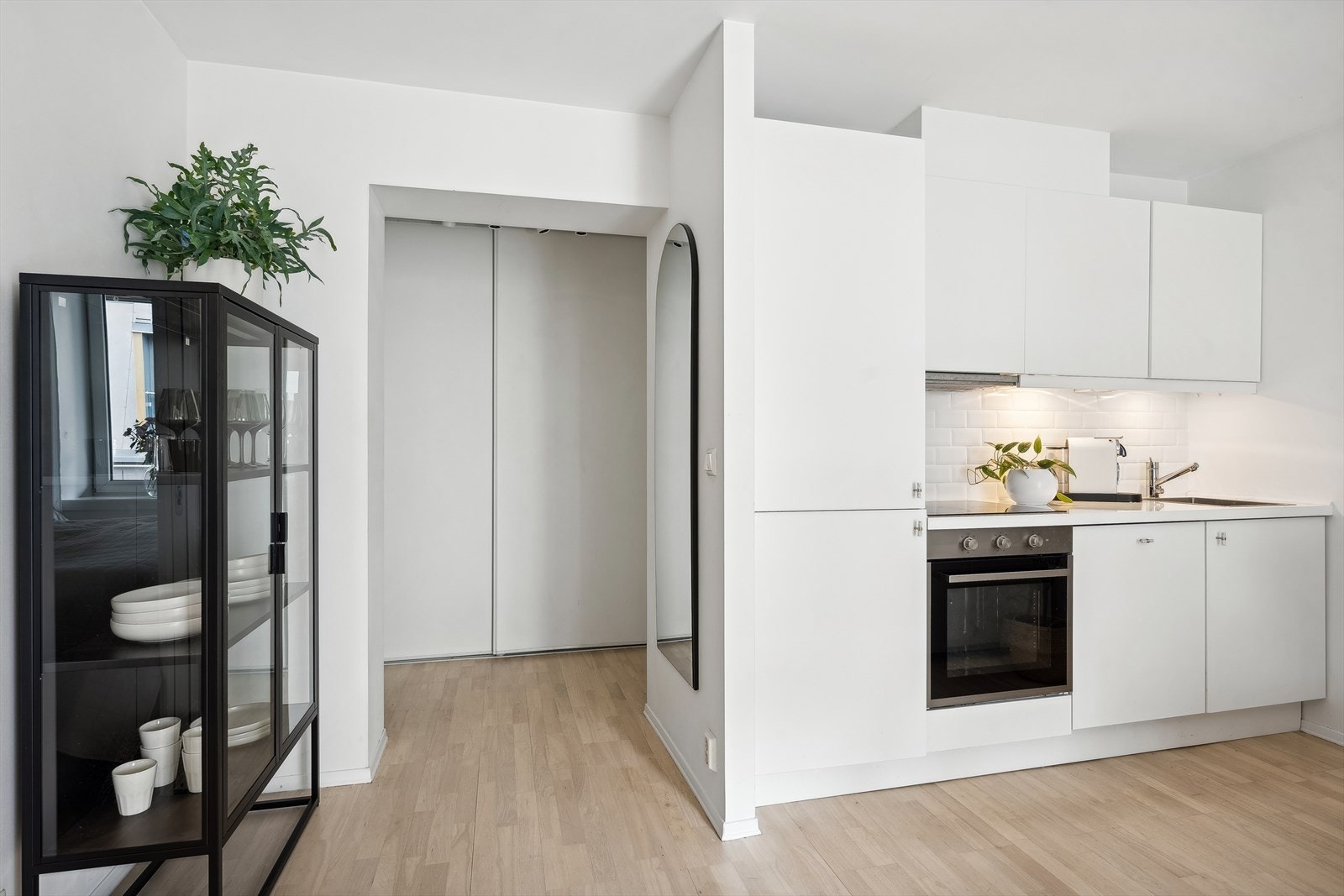 Kjøkkenet ligger i sosial åpen løsning mot stuen og er delvis oppgradert i 2019 med malte fronter, ny laminat benkeplate, blandebatteri, samt integrert komfyr og oppvaskmaskin. Galleribilde