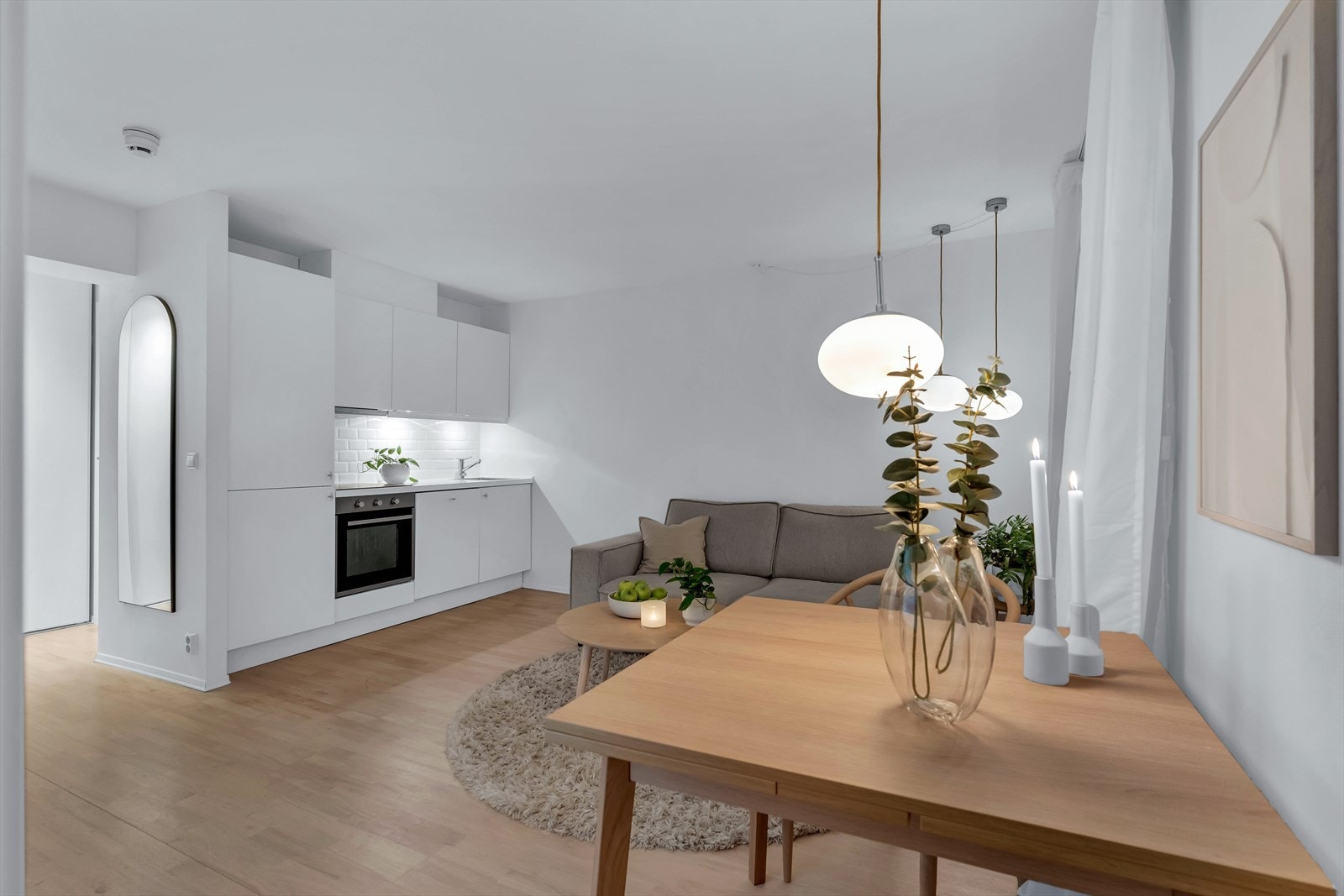 De integrerte hvitevarene består av en stekeovn, keramisk topp, oppvaskmaskin og kjøl/frys. Se informasjon om løsøre for hva som medfølger salget. Galleribilde