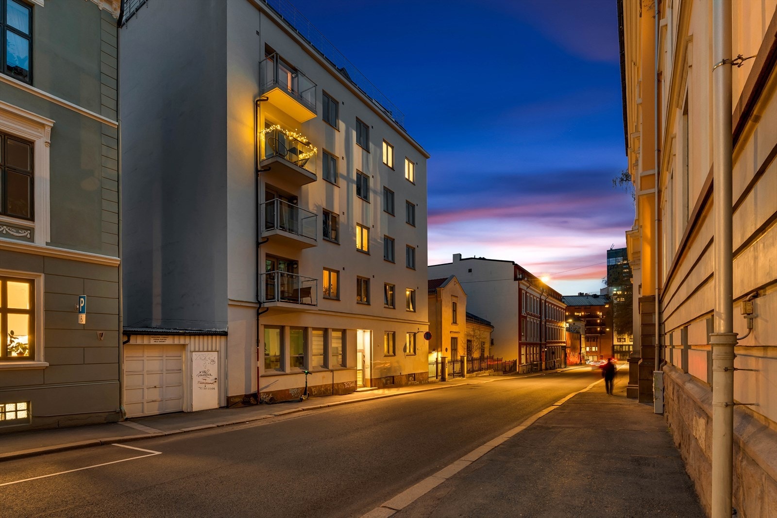 Leiligheten ligger i en tilbaketrukken og rolig sidegate rett ved Pilestredet Park, som samtidig gir deg umiddelbar nærheten til sentrum, flotte parker, restauranter og flere utdanningsinstitusjoner. Galleribilde