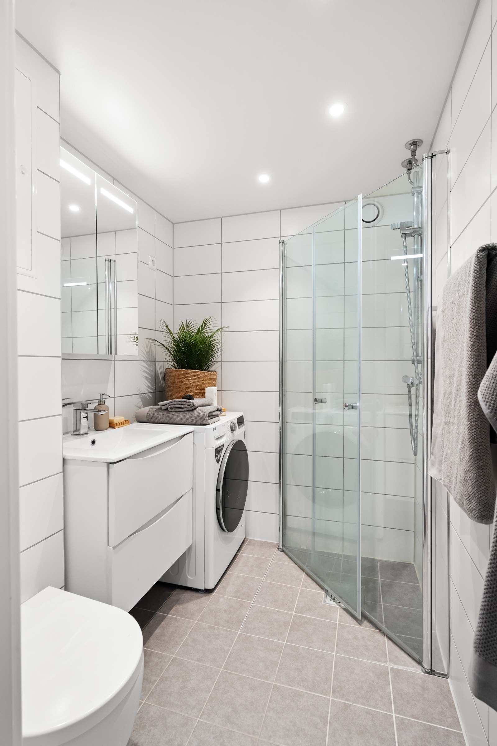 Badet har opplegg for vaskemaskin (denne medfølger) Galleribilde