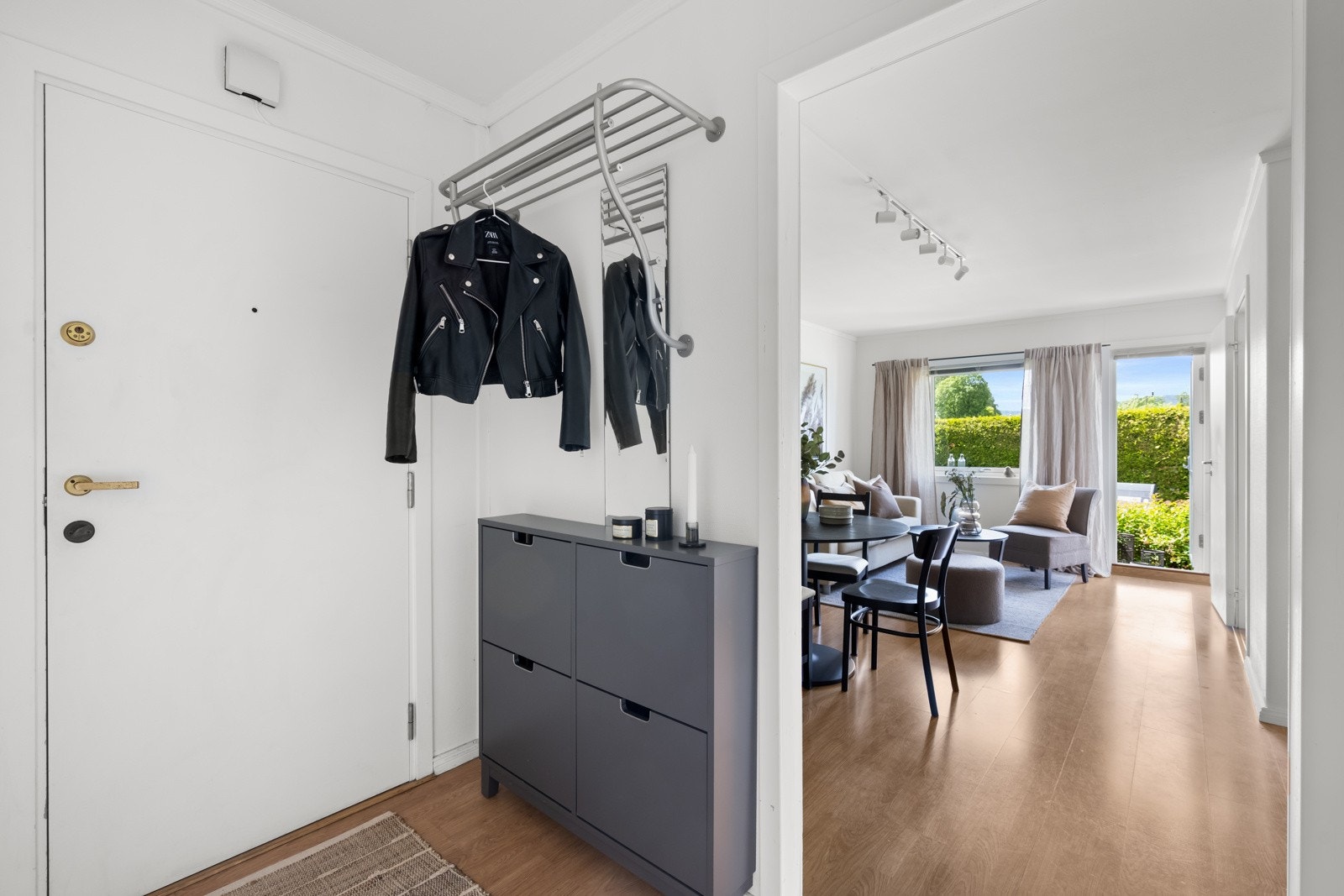 Leiligheten ligger fint til i gårdens 1.etasje med enkel adkomst. I entré er det mulighet til oppheng av ytterklær og oppbevaring av sko i skoskap Galleribilde