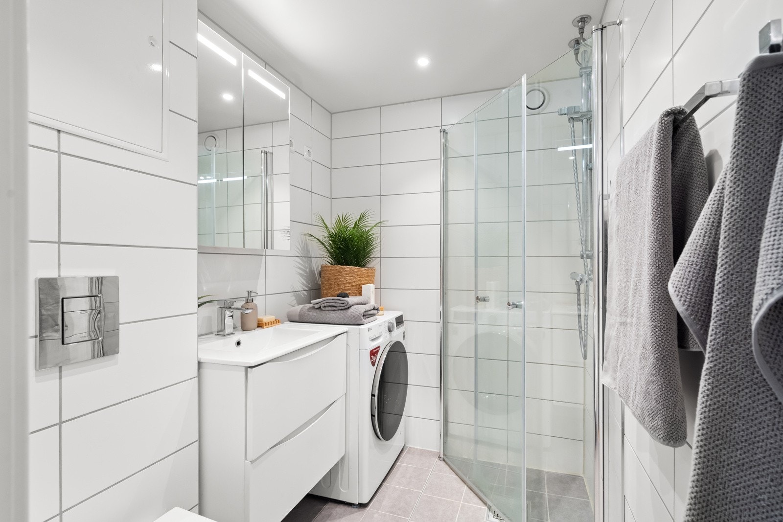 Boligen har et pent baderom, pusset opp i regi av borettslaget i 2021. Badet er flislagt med varmekabler i gulv og det er downlights i himling Galleribilde