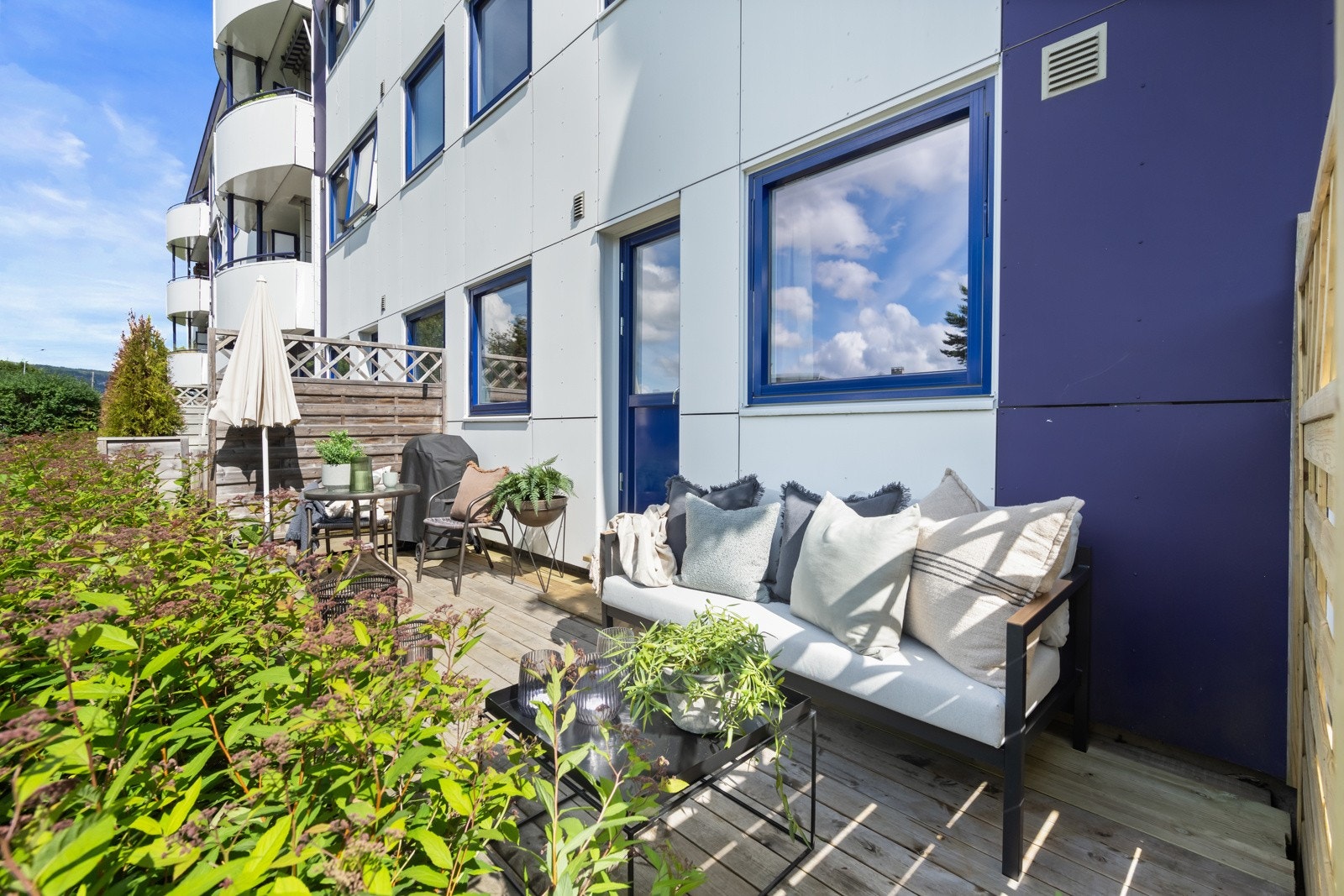 Her er det plass til å innrede med ønsket utemøblement og nyte fine sommerkvelder Galleribilde