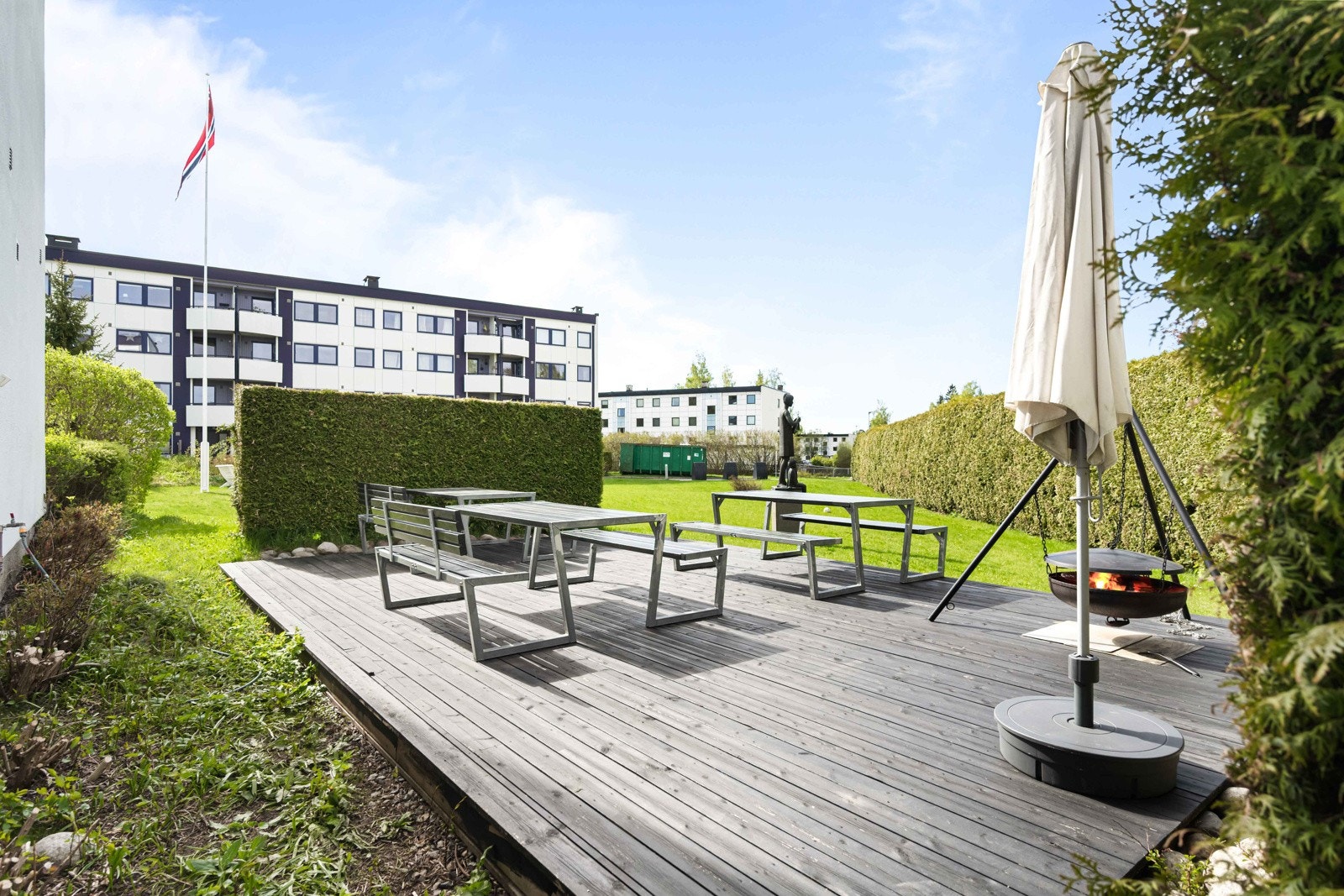 Det er store grøntområder mellom blokkene. Borettslaget har også felles grillplass med platting og utemøbler - et hyggelig sted å samles med gode venner Galleribilde