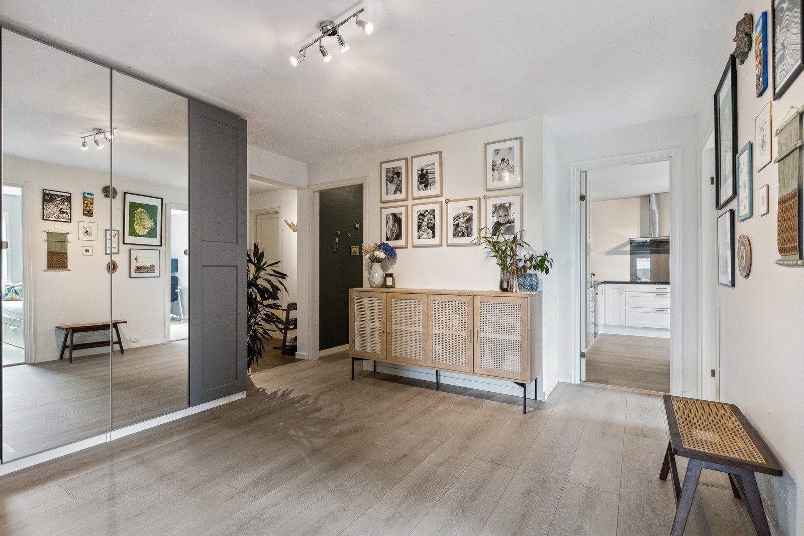 Gang med stor garderobe Galleribilde