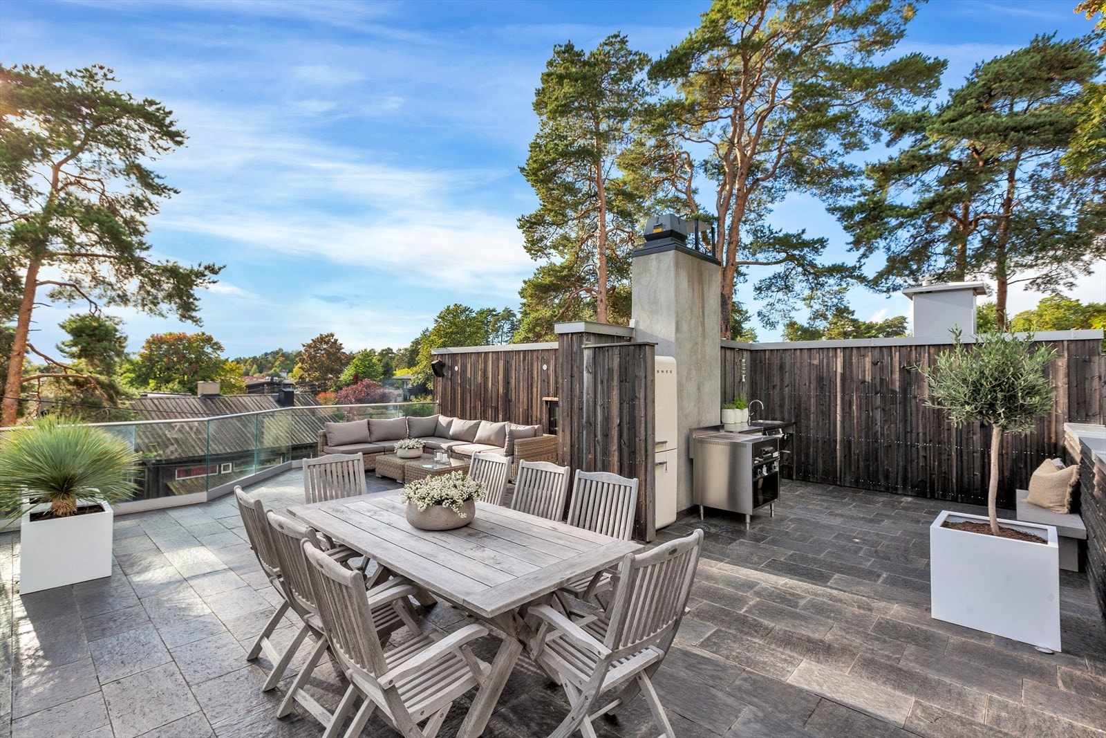 Det er montert utekjøkken med kjøleskap, grill og oppvaskmaskin i i rustfritt stål, benk med nedfelt kum og vannkran. Galleribilde