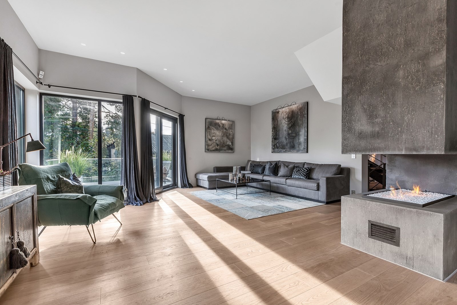 Smakfulle farge- og materialvalg. I 2024 ble parkettgulvet slipt og oljet, i tillegg ble vegger og himlinger malt innvendig. Galleribilde