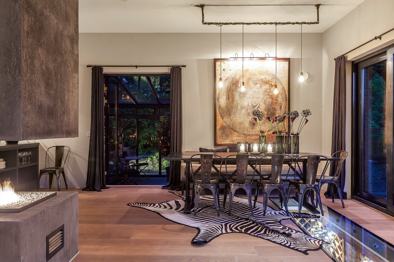 Spisestue med adkomst til vinterhage og glassvindu ned til vinkjelleren skaper et unikt og spennende uttrykk. Galleribilde