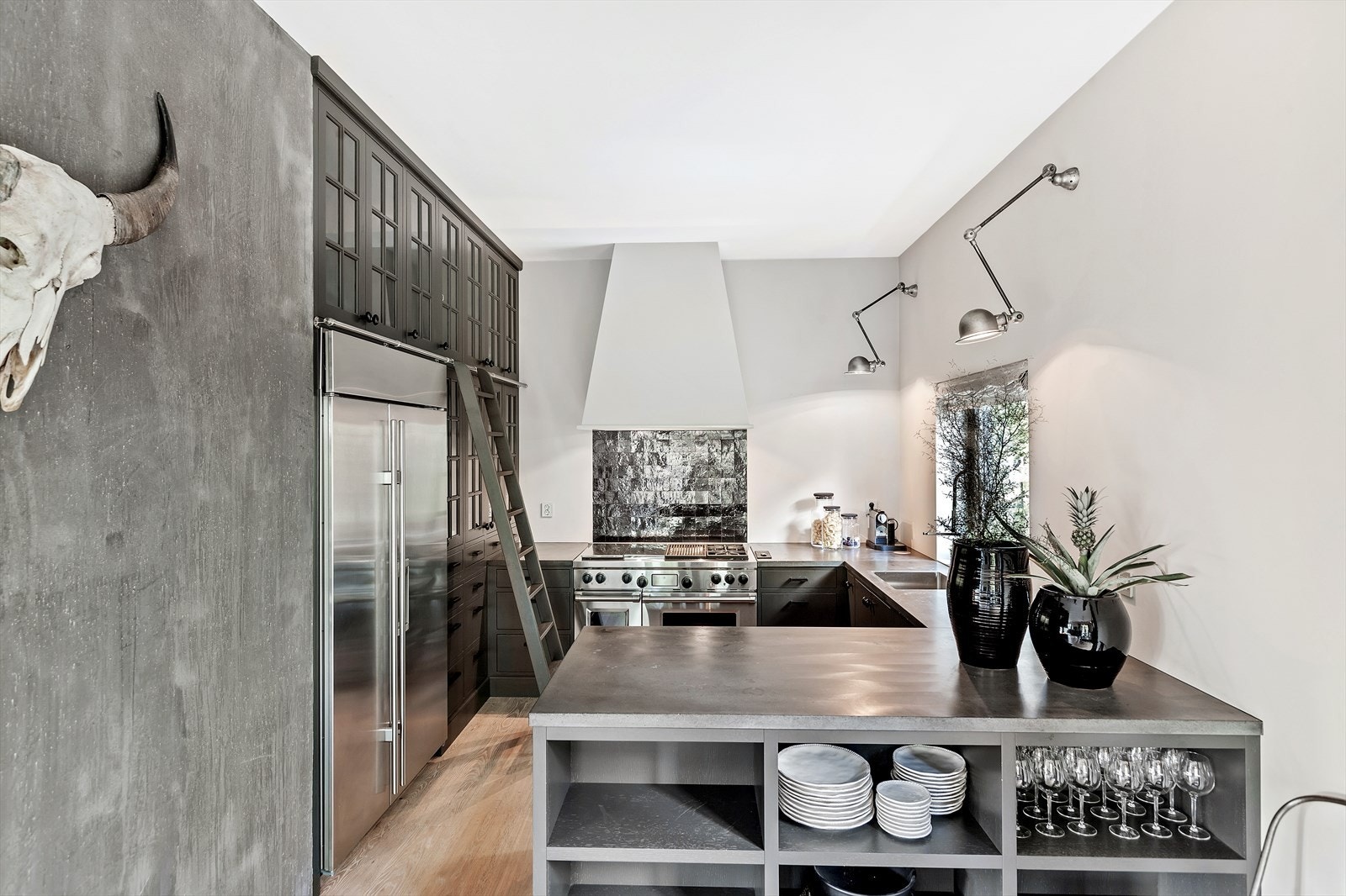 Lekkert kjøkken med malte fronter og polert betong benkeplate. Integrerte kvalitetshvitevarer med oppvaskmaskin og kjøleskap samt fryser
med kaldt vann og isbiter. Stor Wolf Gasskomfyr med 4 gassbluss, stekeplate, grill og to elektriske ovner. Galleribilde