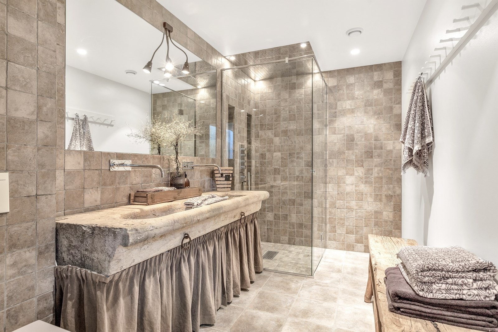 Boligen har 3 baderom og et praktisk vaskerom - alle er smakfullt og moderne utført. Galleribilde