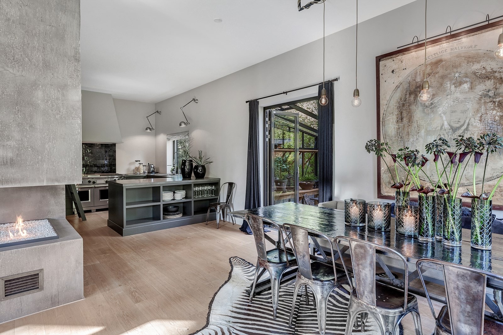 Åpen og sosial planløsning, samtidig med gode, definerte soner. Dekorativ gasspeis fungerer fint som romdeler, og gir god stemning fra flere sider. Galleribilde