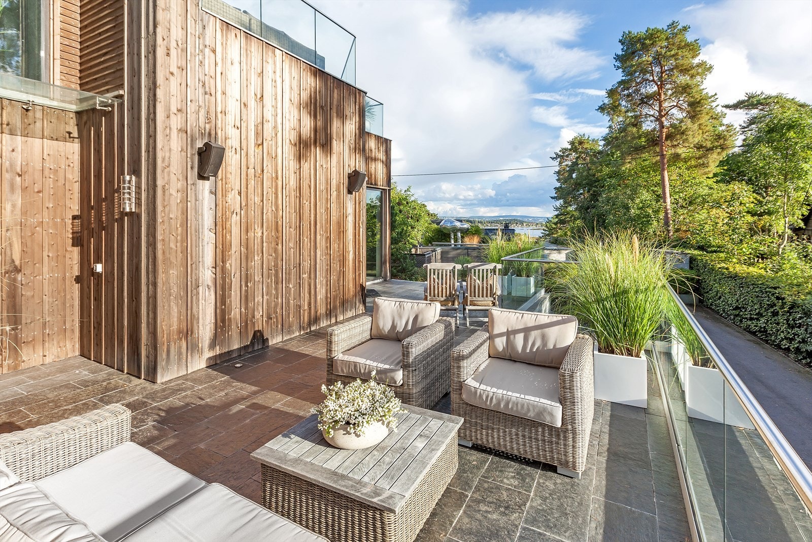 Eneboligen er stor og innholdsrik med svært god planløsning over 3 plan. Galleribilde