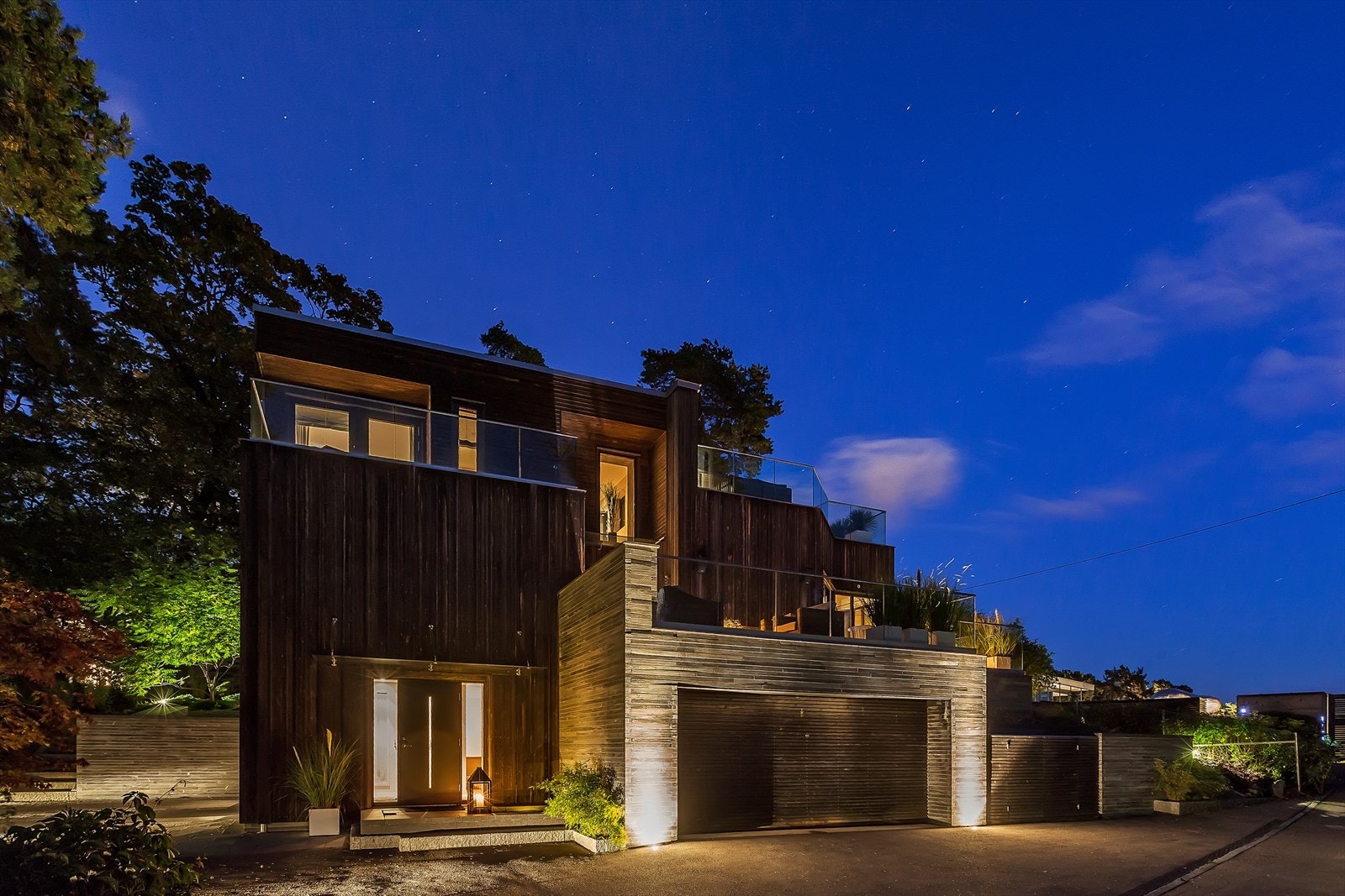 Dette er en unik og eksklusiv enebolig med etterspurt, sjønær beliggenhet på Bygdøy! Galleribilde