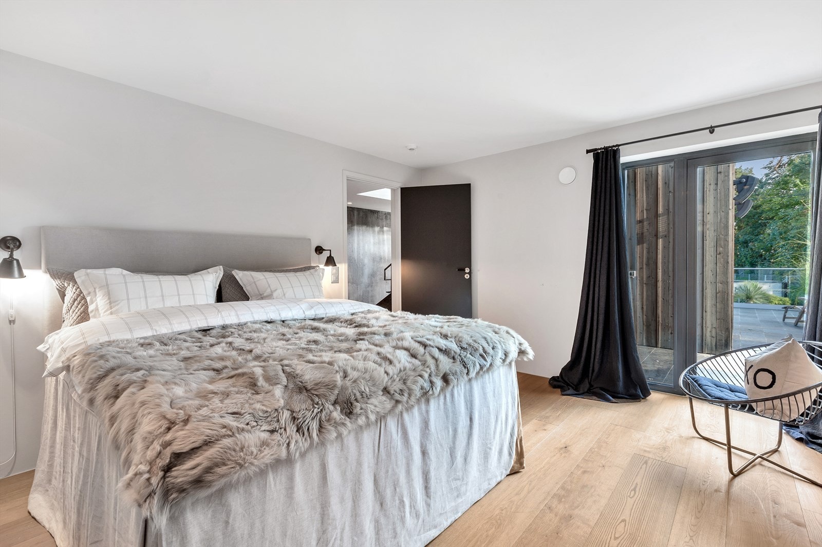 Hovedsoverom med direkte utgang til terrassen. Boligen har totalt 4 romslige soverom med ulike garderobeløsninger. Galleribilde