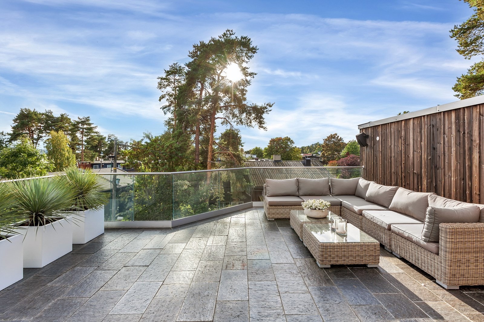 Terrassene har flere gode soner. Det er varmekabler i dekket, høyttalere og belysning på terrassene. Galleribilde