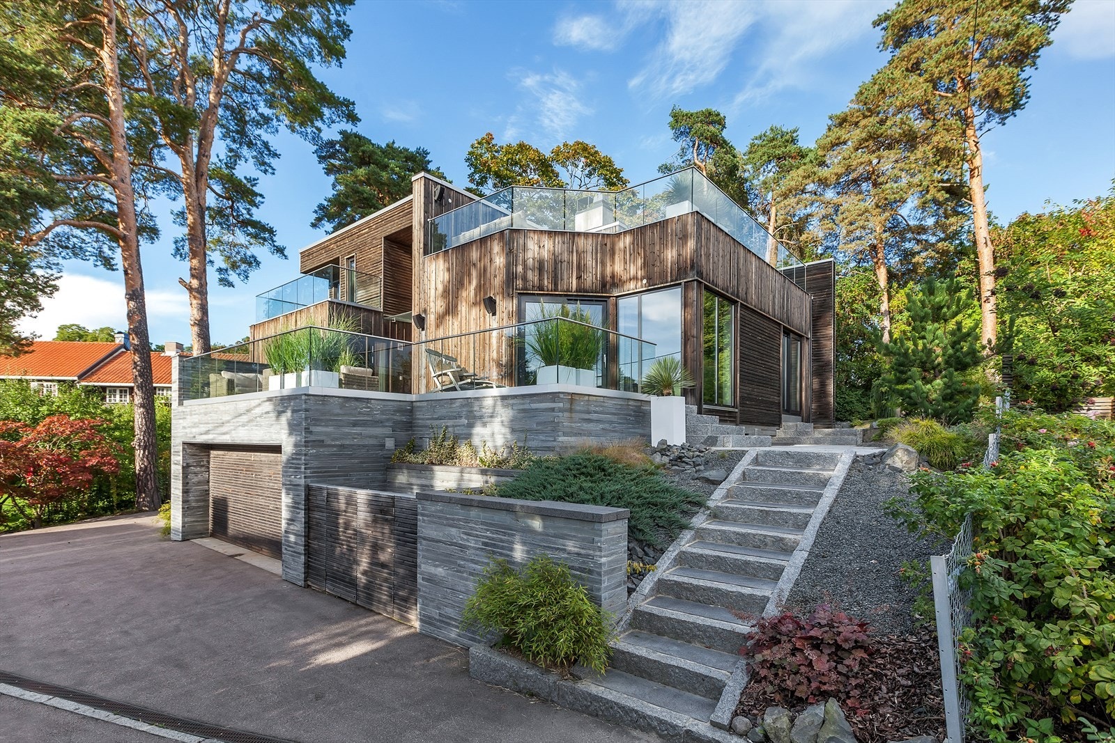 Gode parkeringsforhold i dobbelgarasje med elbillader og på egen tomt. Galleribilde