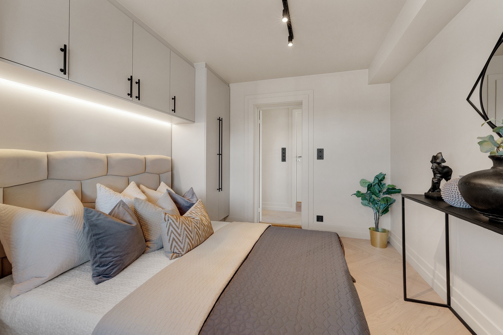 Soverom 2. Spesialtillpasset garderobeløsning fra HTH Galleribilde