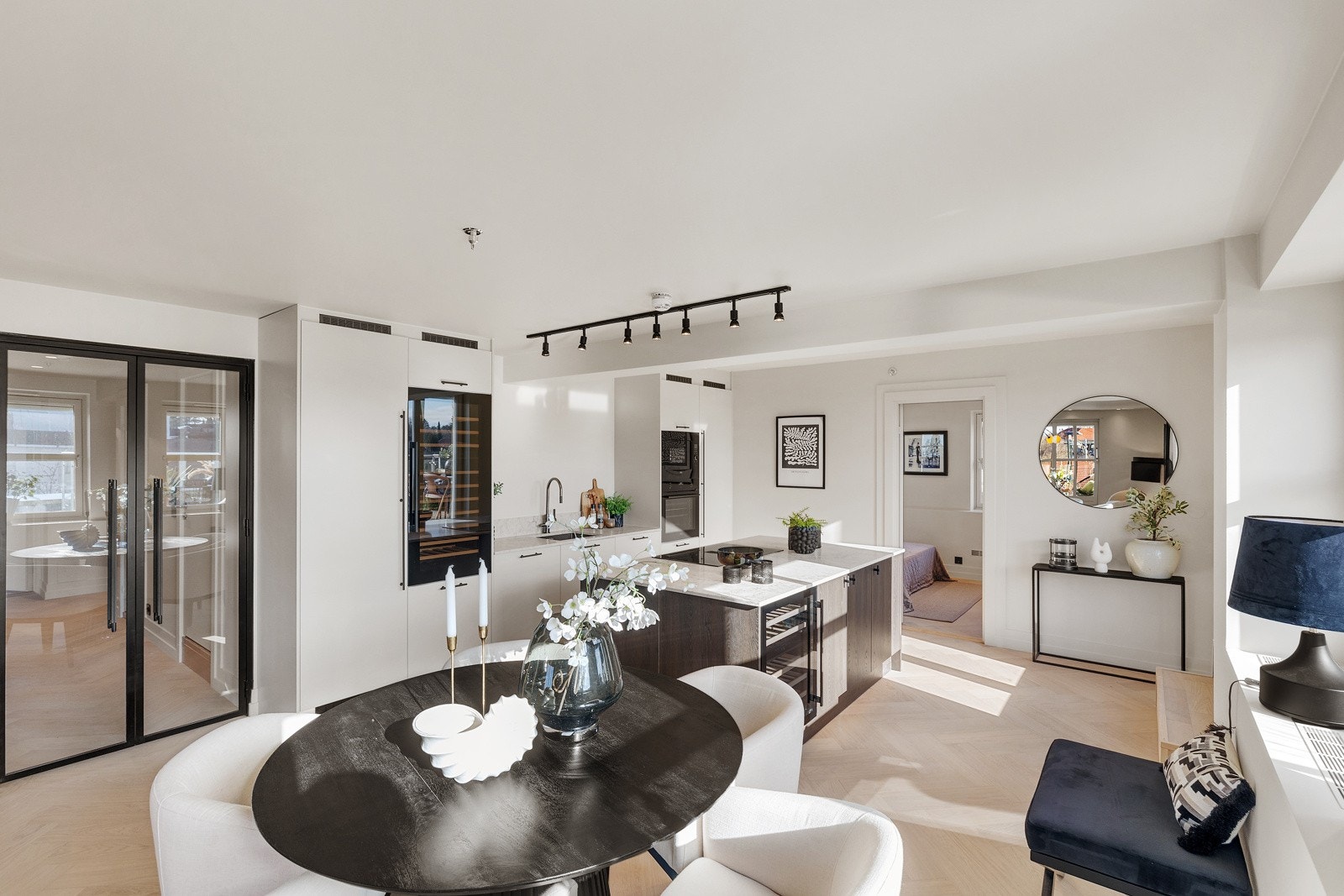 Videre fra stue/kjøkken fører ferden via to-fløyet dør til entrè, og tilgang til resterende rom. Galleribilde