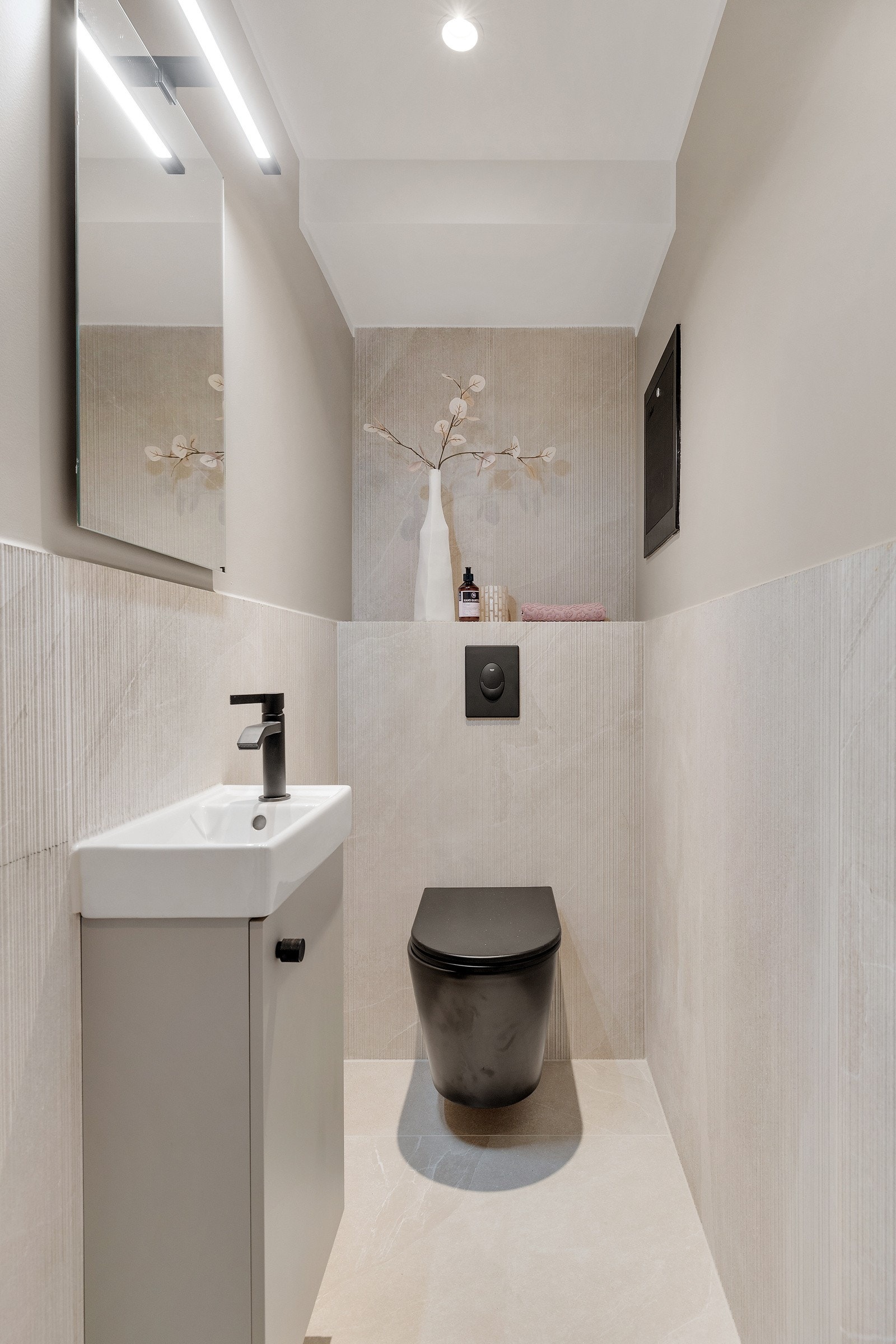 Det er separat toalett vegg-i-vegg med bad. Nydelige fliser og servant fra Korsbakken Galleribilde