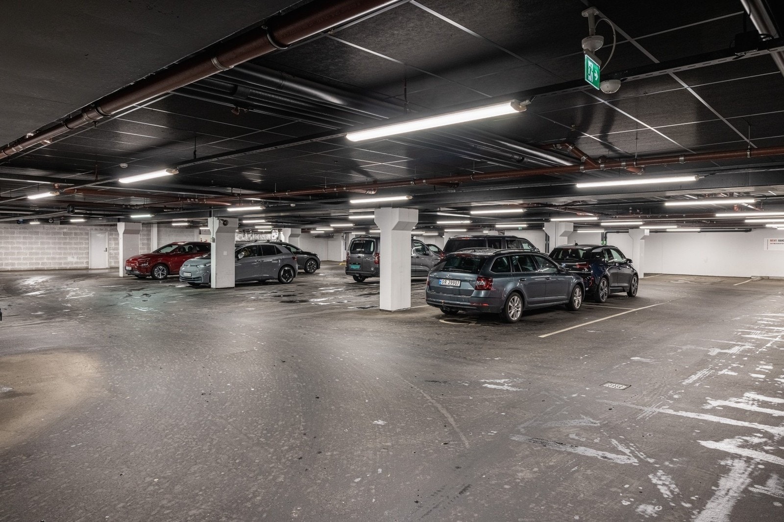 Det er mulighet for å leie parkeringsplass i felles garasjeanlegg under Sæter torg. Galleribilde