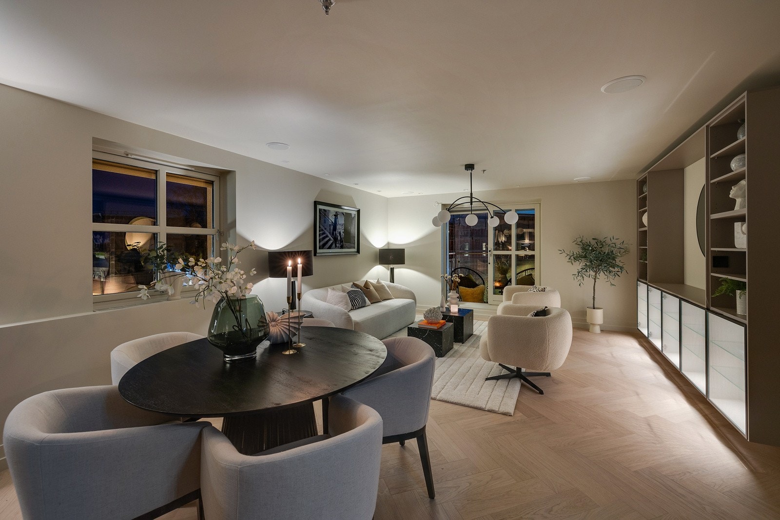 Det er integrerte høyttalere (Buster &Punch) i stuesonen som er koblet til 2 Home-systemet. Styres via app Galleribilde