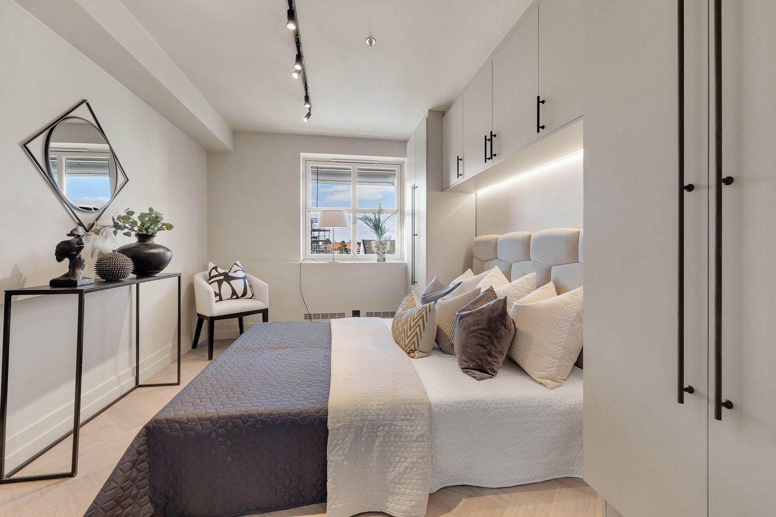 Soverom nr 2. Rommet er romslig med mye oppbevaringsmuligheter Galleribilde