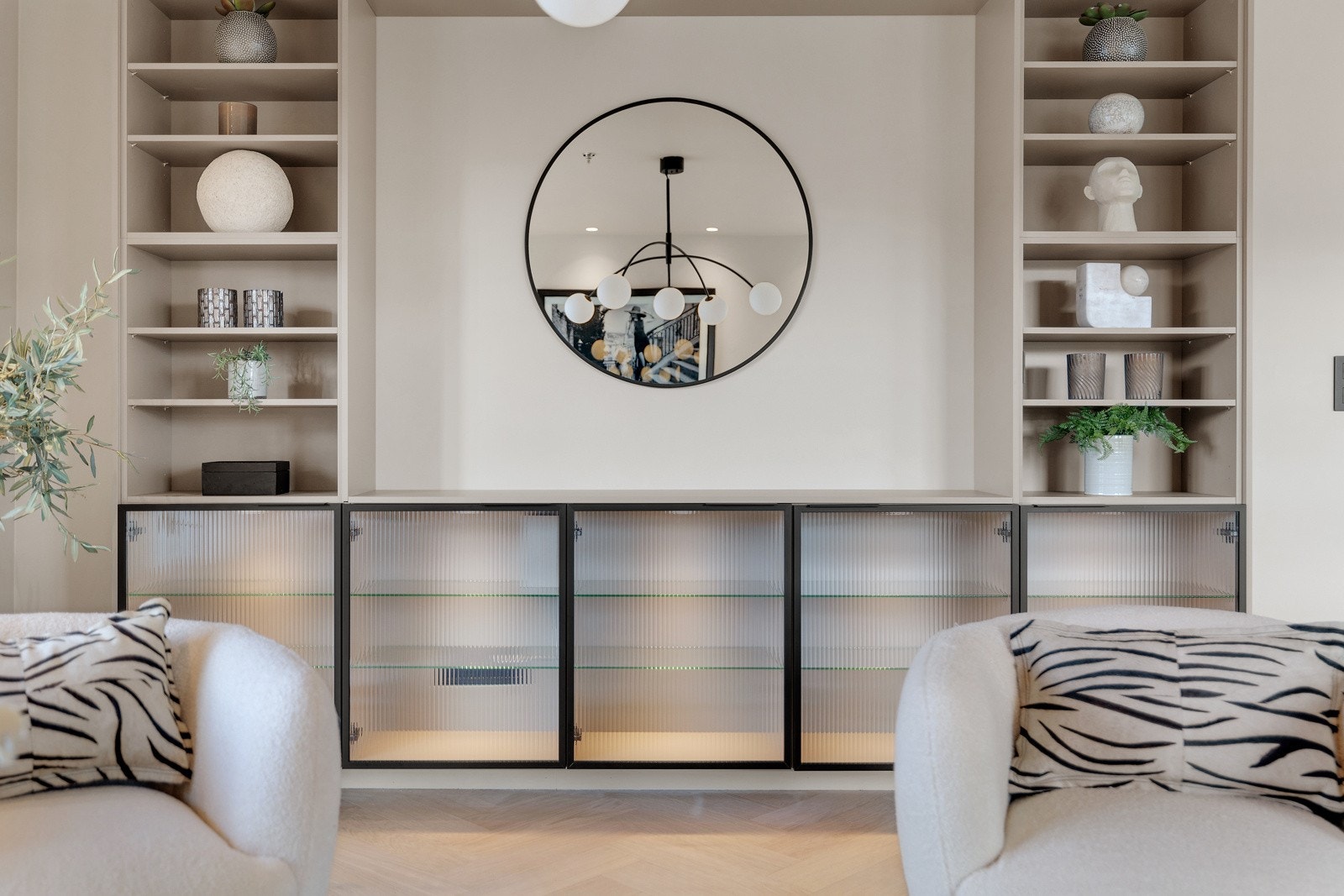 I stuedelen er det spesialtilpasset Tv-benk fra HTH, og integrert lys i underskap. Galleribilde