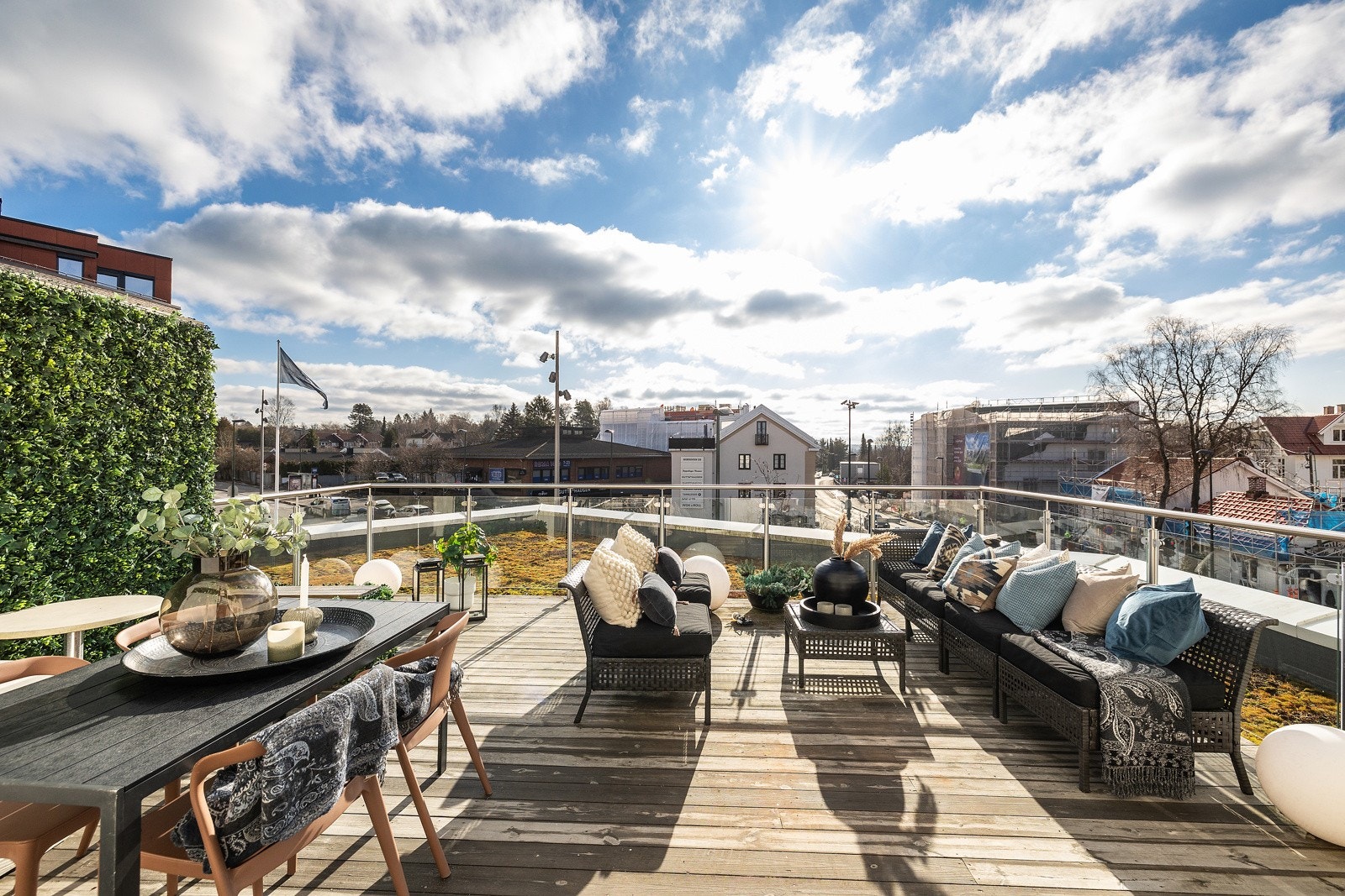 Fra kjøkken/stue er det utgang til en fantastisk herlig privat terrasse på ca. 28 kvm. Det er elektrisk markise som dekker store deler av terrassen Galleribilde