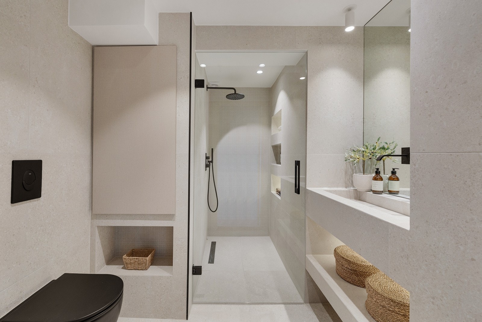 Hovedbad - sjeldent vakkert bad med spesialtilpassede løsninger Galleribilde