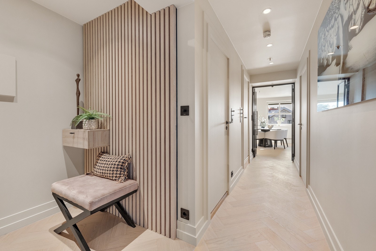 Fra entrè er det tilgang til bad, separat toalett og 2 stk soverom Galleribilde