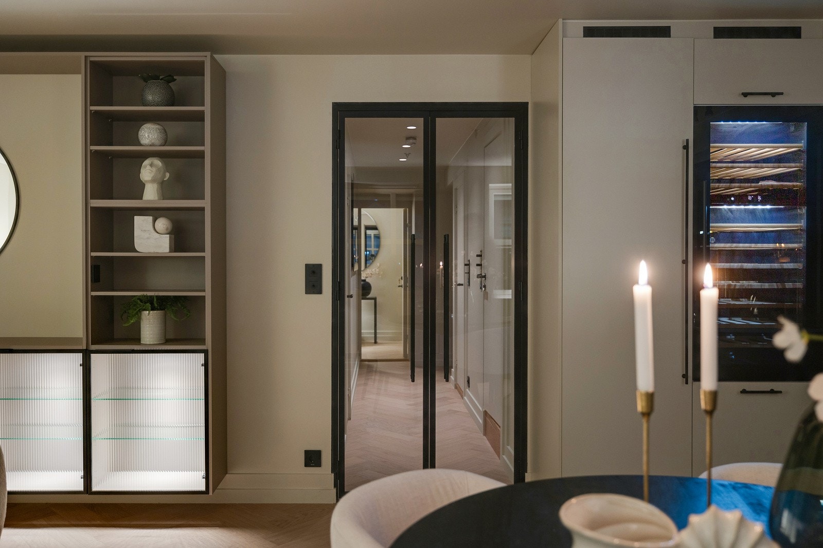 Det er mange eksklusive detaljer, som spesialtillpasset glassdør og håndtak fra Buster & Punch. Galleribilde