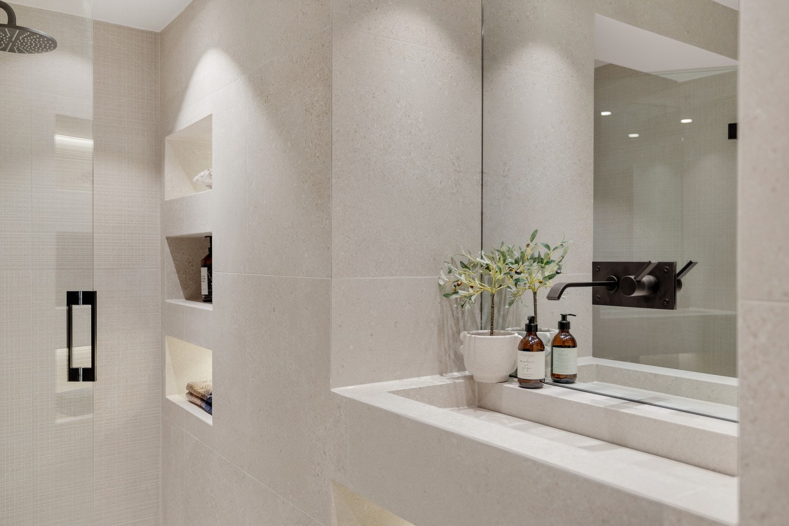 Det er integrert lys i nisjene, samt under servant. Galleribilde