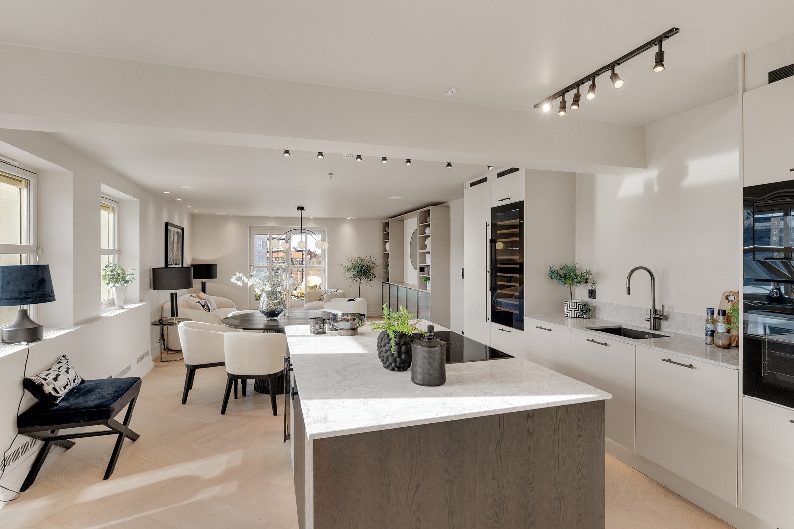 Det er HTH kjøkkeninnredning og kjøkkenøy. Galleribilde