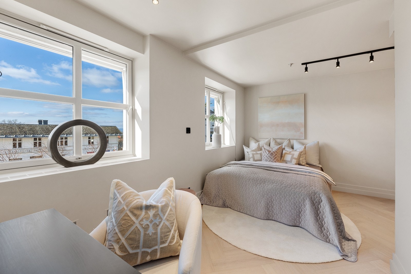 Dersom det er ønskelig å etablere hybel, så kan man sette opp vegg og ha sofa der sengen er. Galleribilde