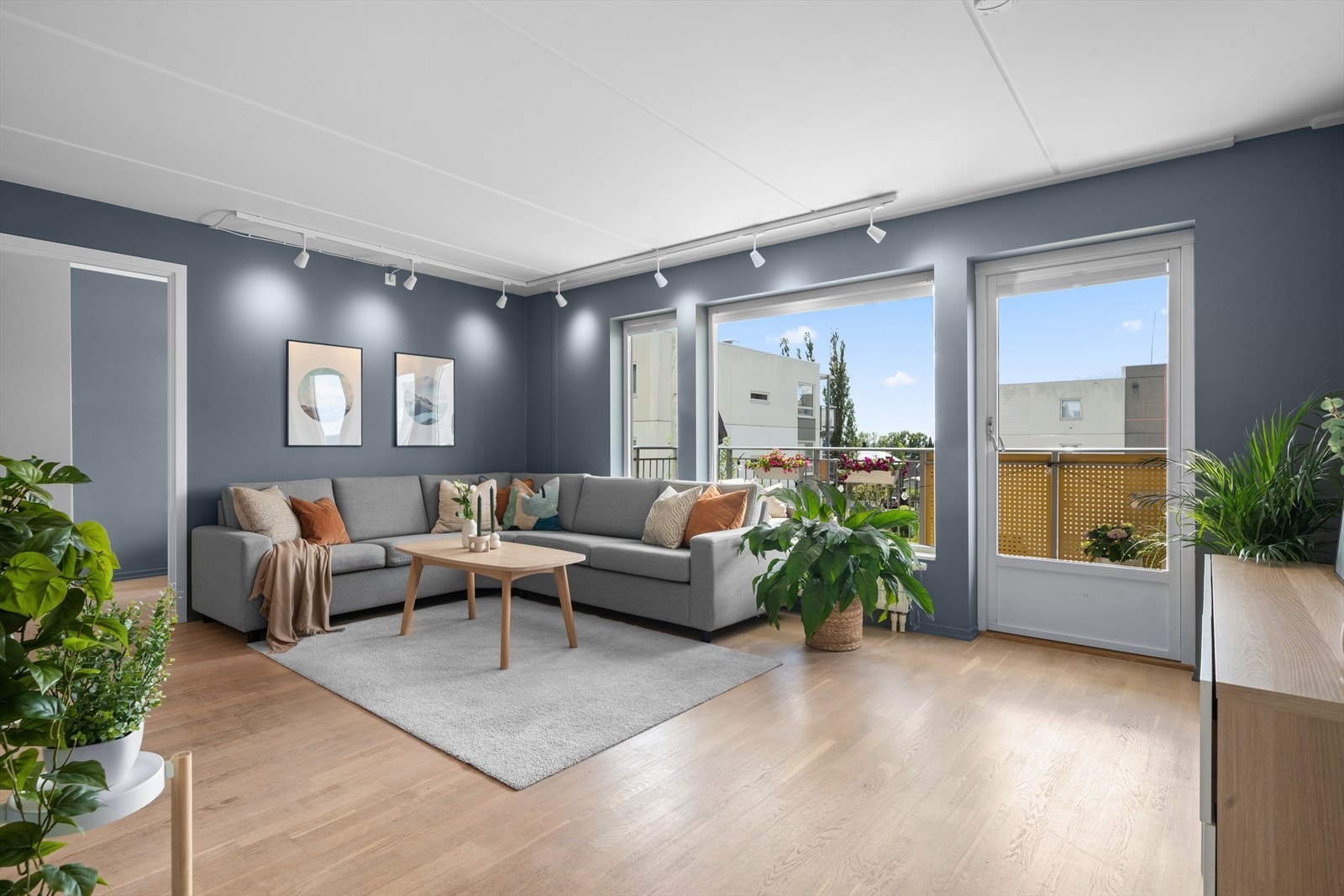 Stuen er i åpen løsning med kjøkkenet og har gode møbleringsmuligheter. Galleribilde