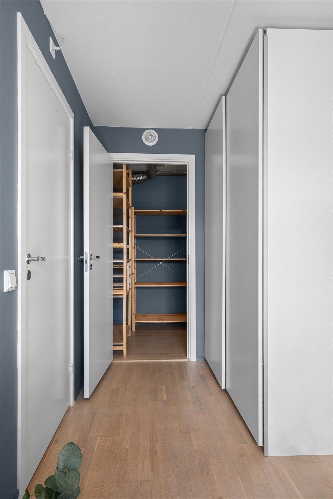 I tilknytning det minste soverommet er det bod/walk-in closet. Ytterligere er det gode lagringsmuligheter i skyvedørsgarderobe og ekstern kjellerbod på ca. 5 kvm. Galleribilde